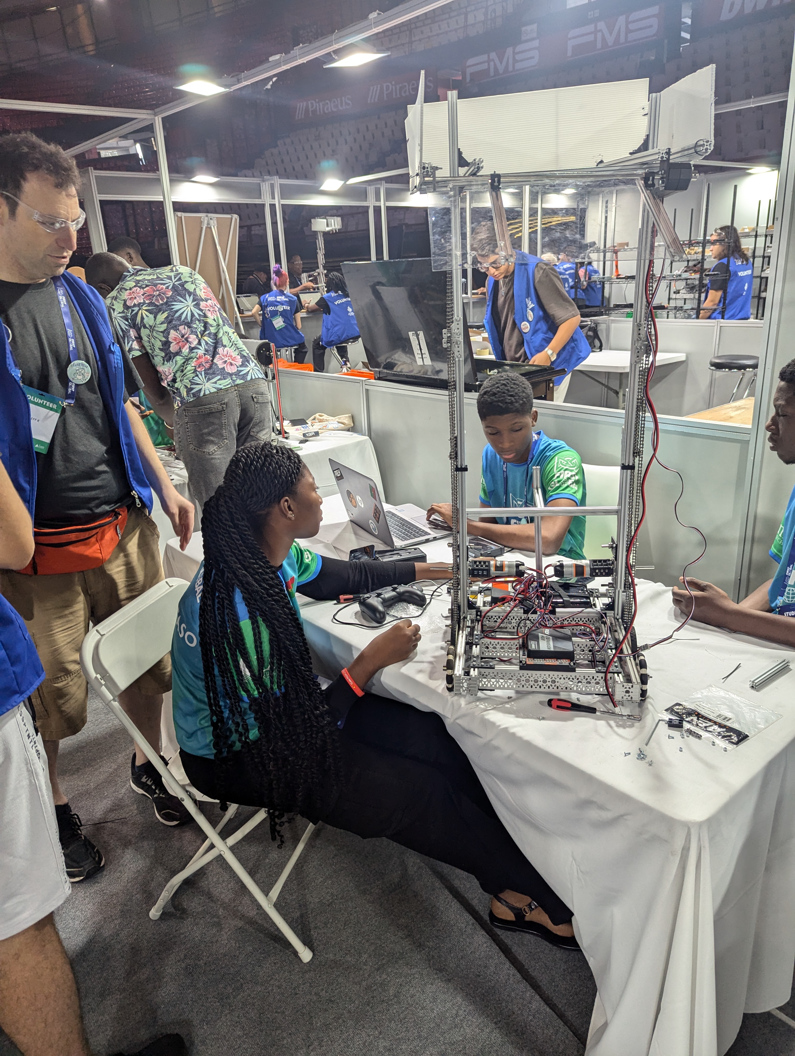 Participants en atelier de robotique